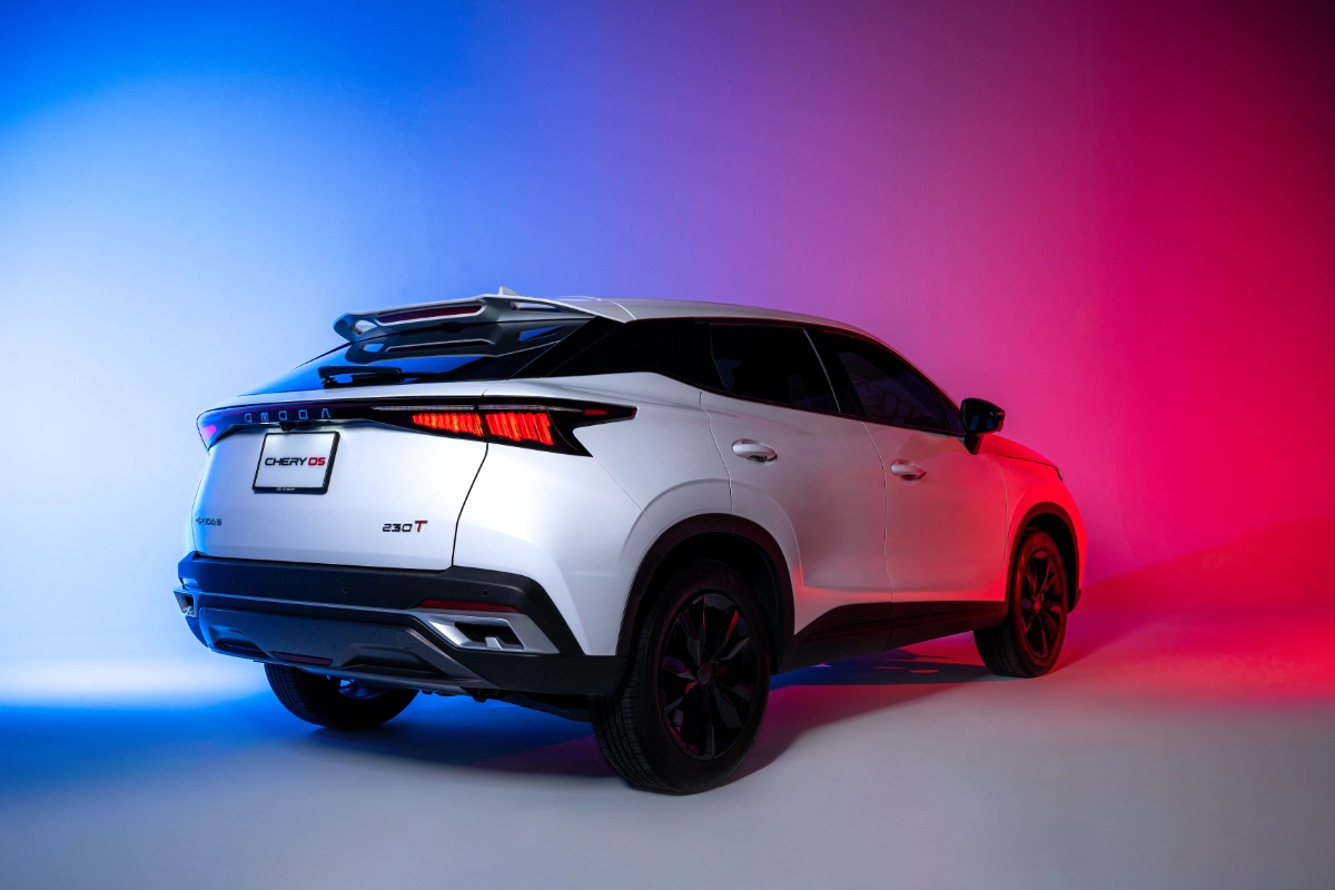 Chery O5 — rear three-quarter exterior view in studio lighting