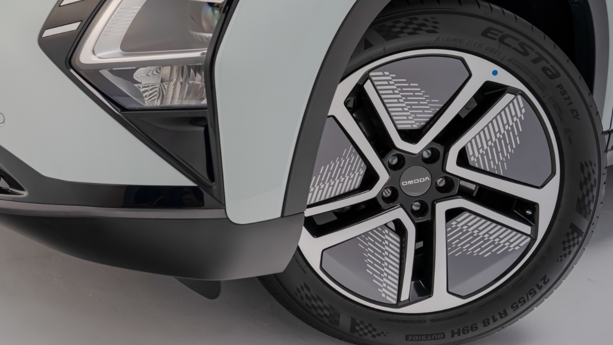 Omoda E5 — rear roofline, spoiler and taillight detail