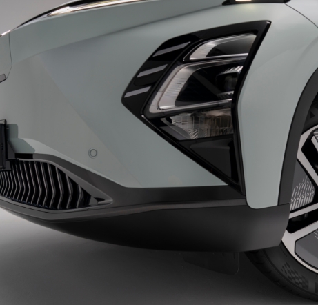 Omoda E5 — front headlight and grille close-up