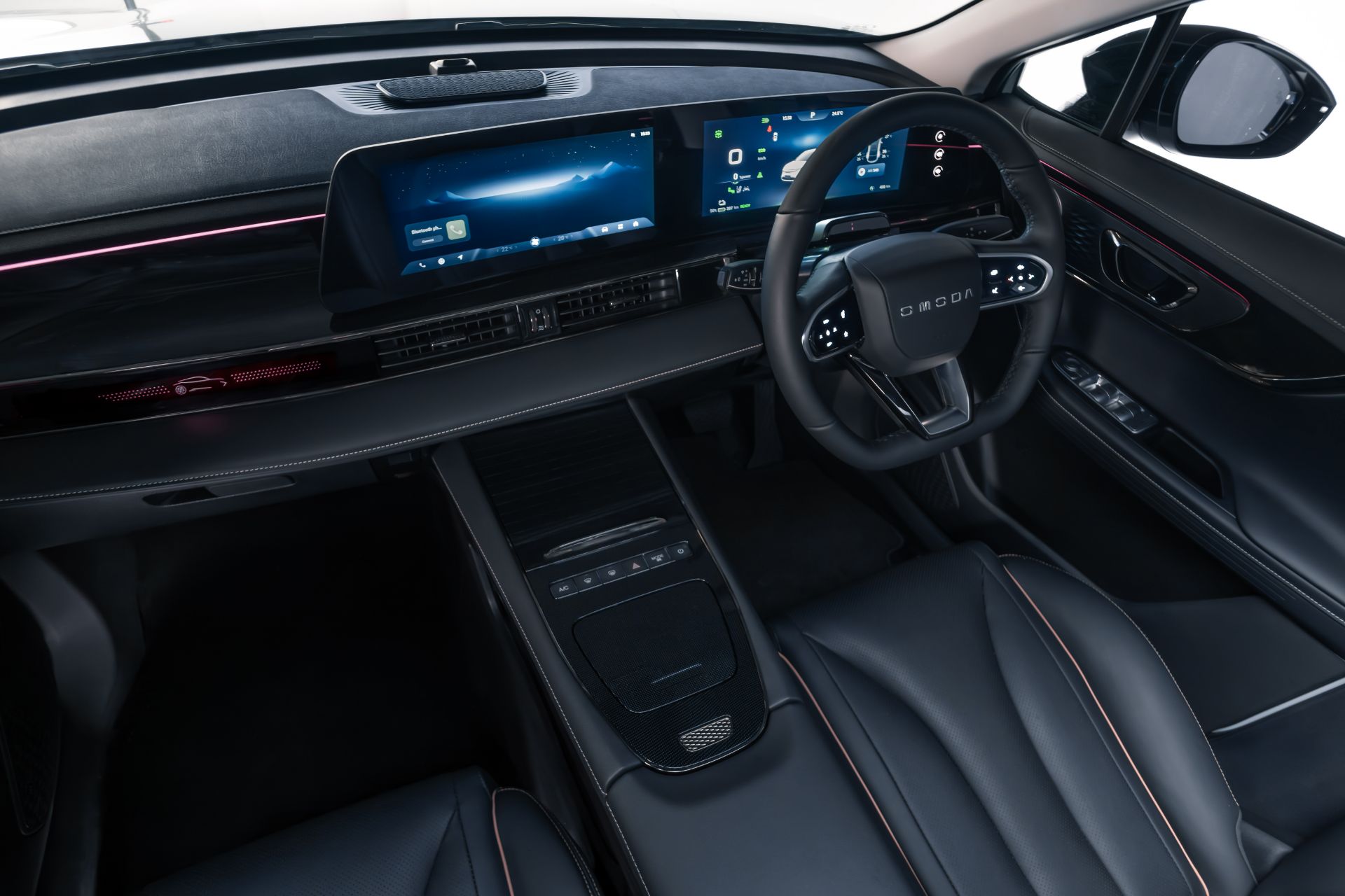 Omoda E5 — dashboard, dual screens and steering wheel