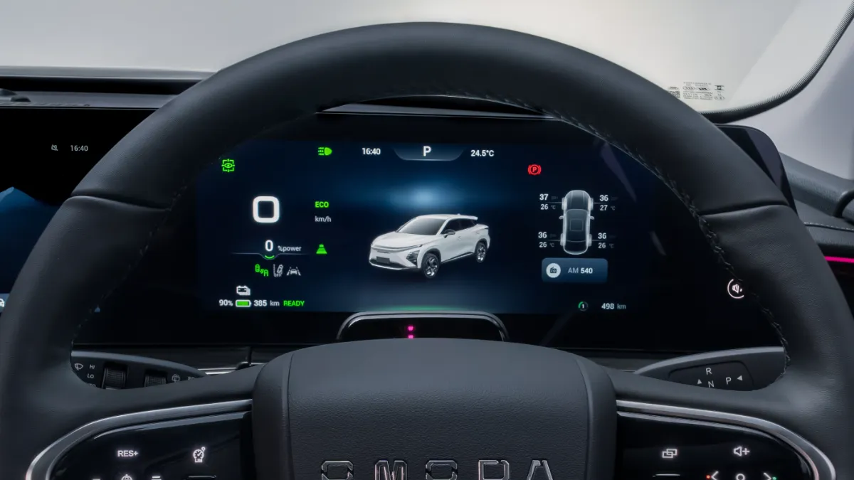 Omoda E5 — digital instrument cluster close-up