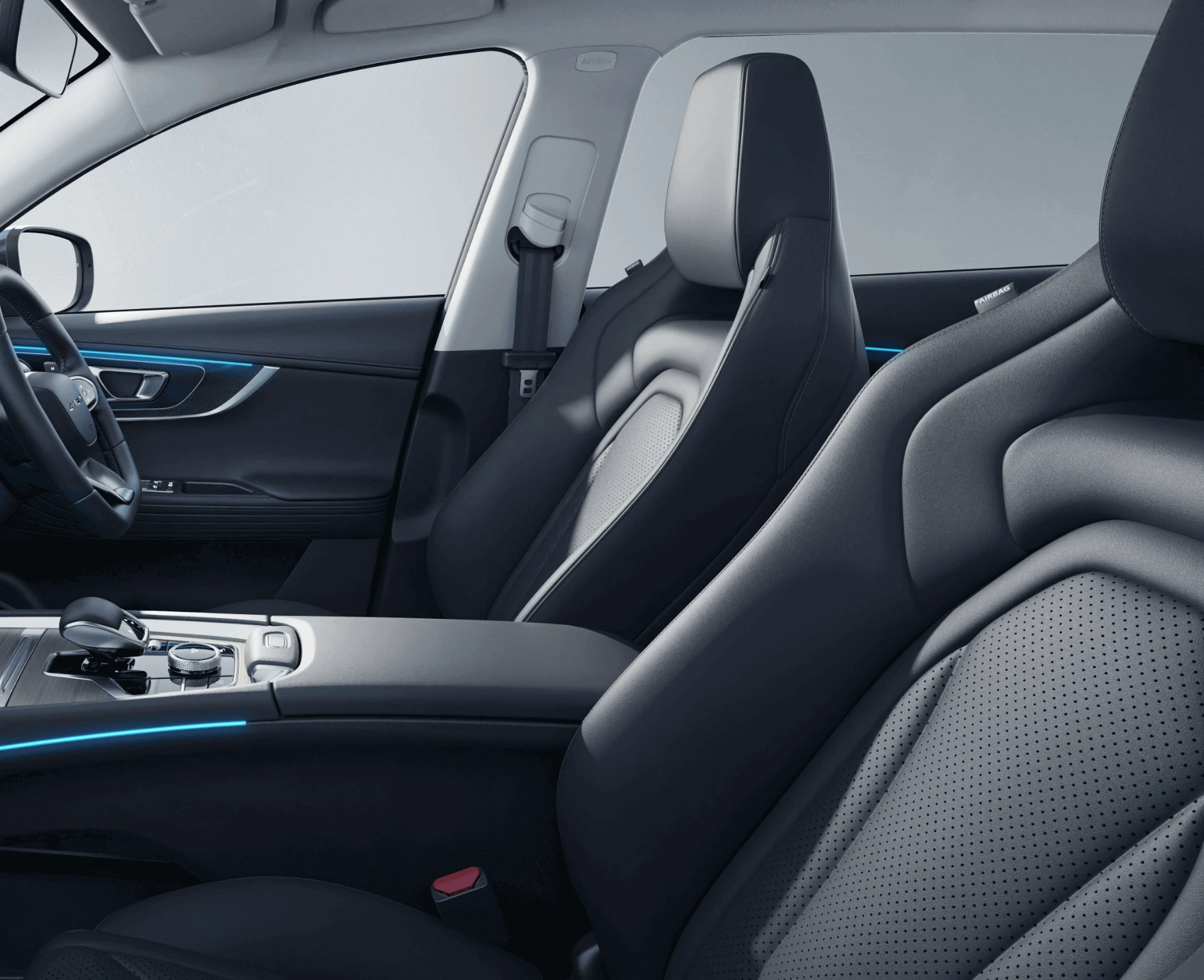 Chery Tiggo 7 PHEV — front seats side view