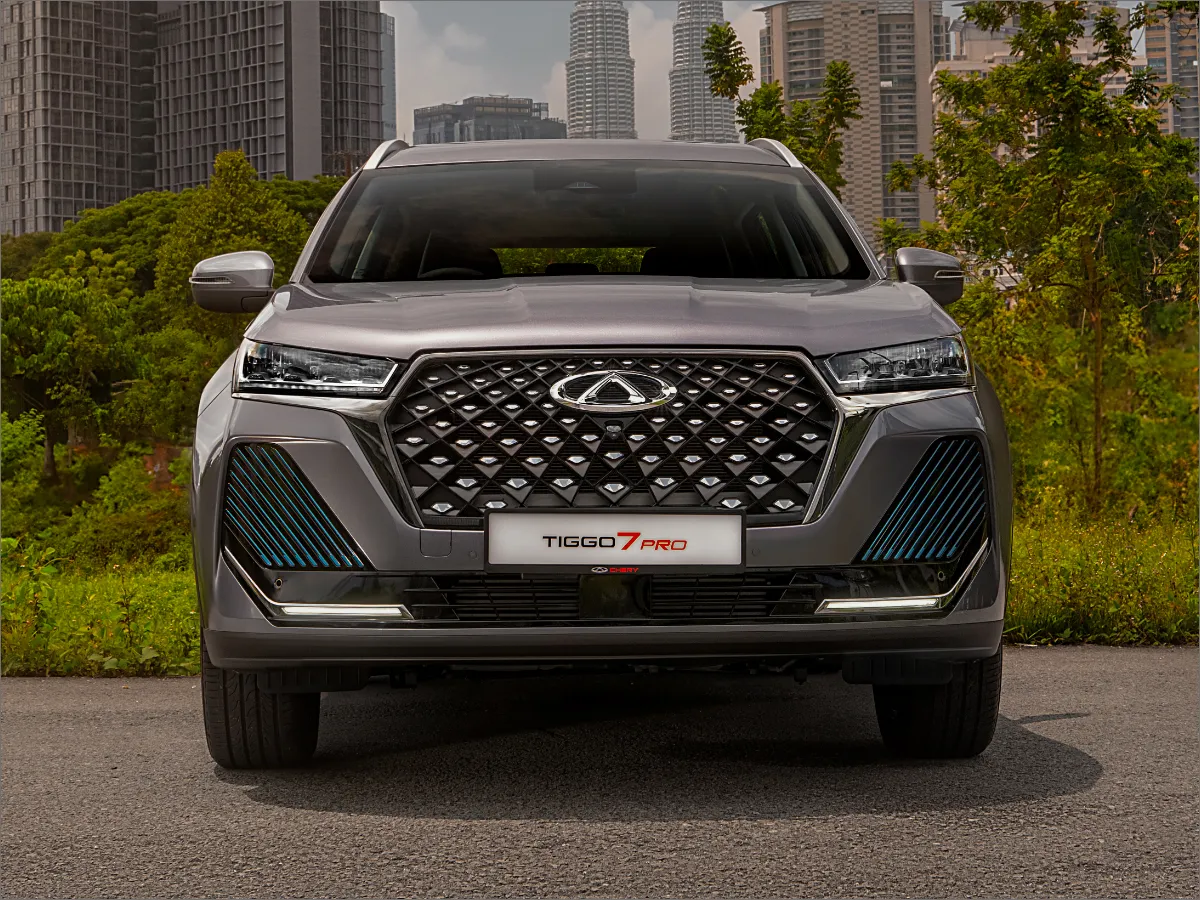 Chery Tiggo 7 Pro — front view with city skyline backdrop