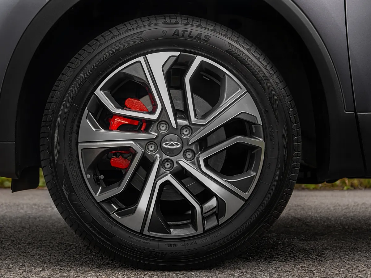 Chery Tiggo 7 Pro — alloy wheel and brake caliper close-up