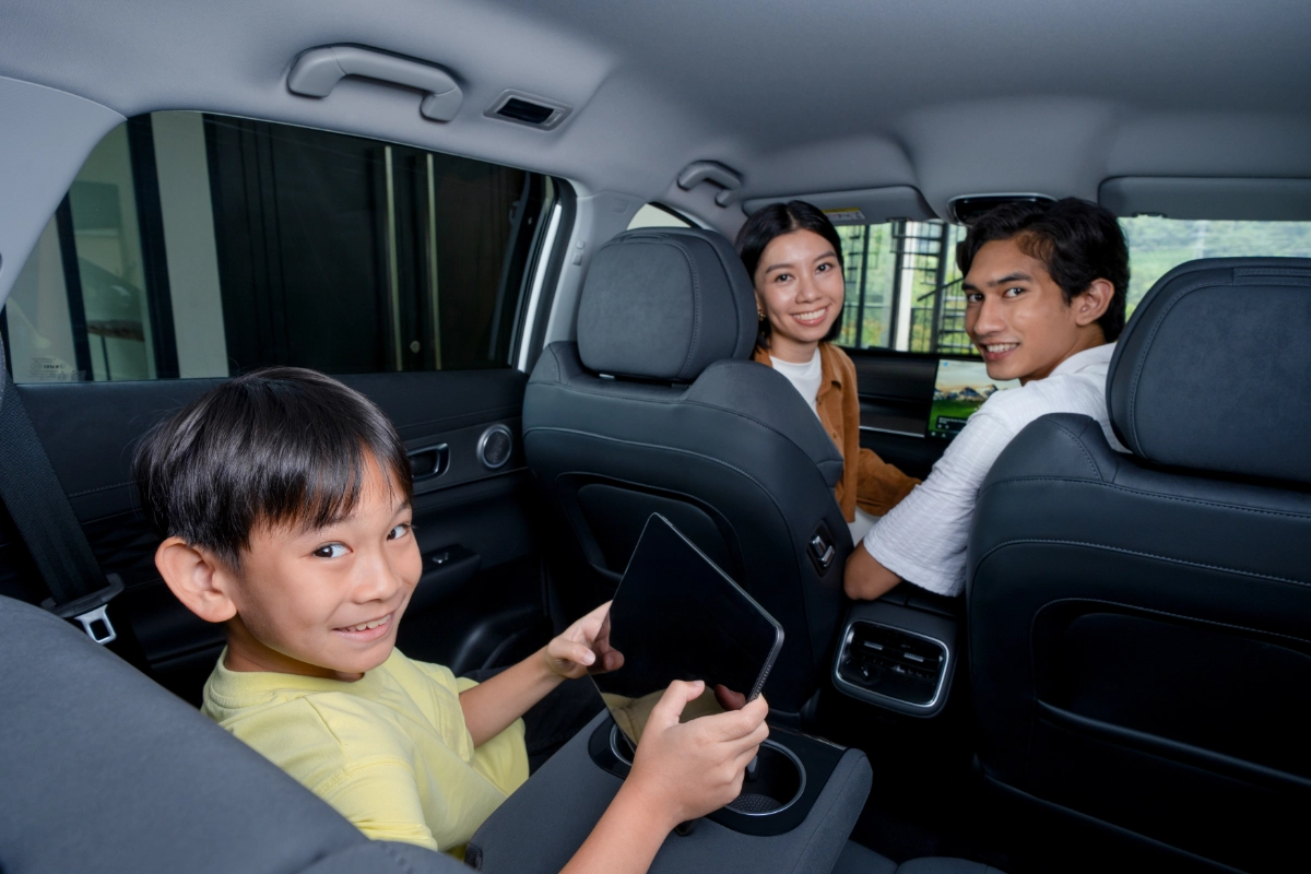 Chery Tiggo 8 PHEV — family enjoying the rear seats with tablet