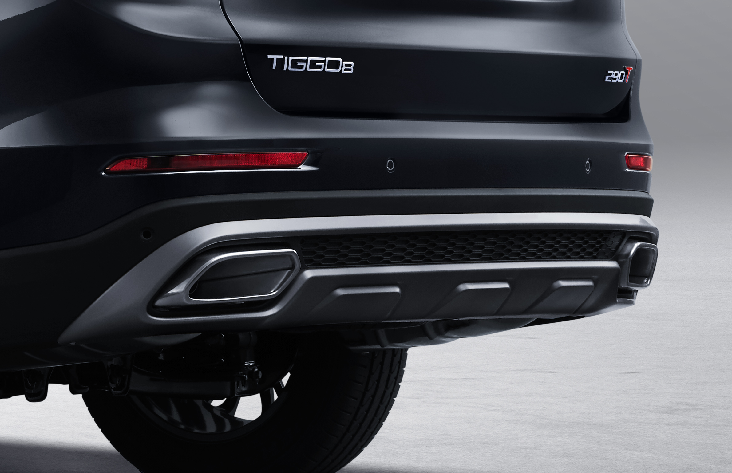 Chery Tiggo 8 — rear badge and dual exhaust close-up detail