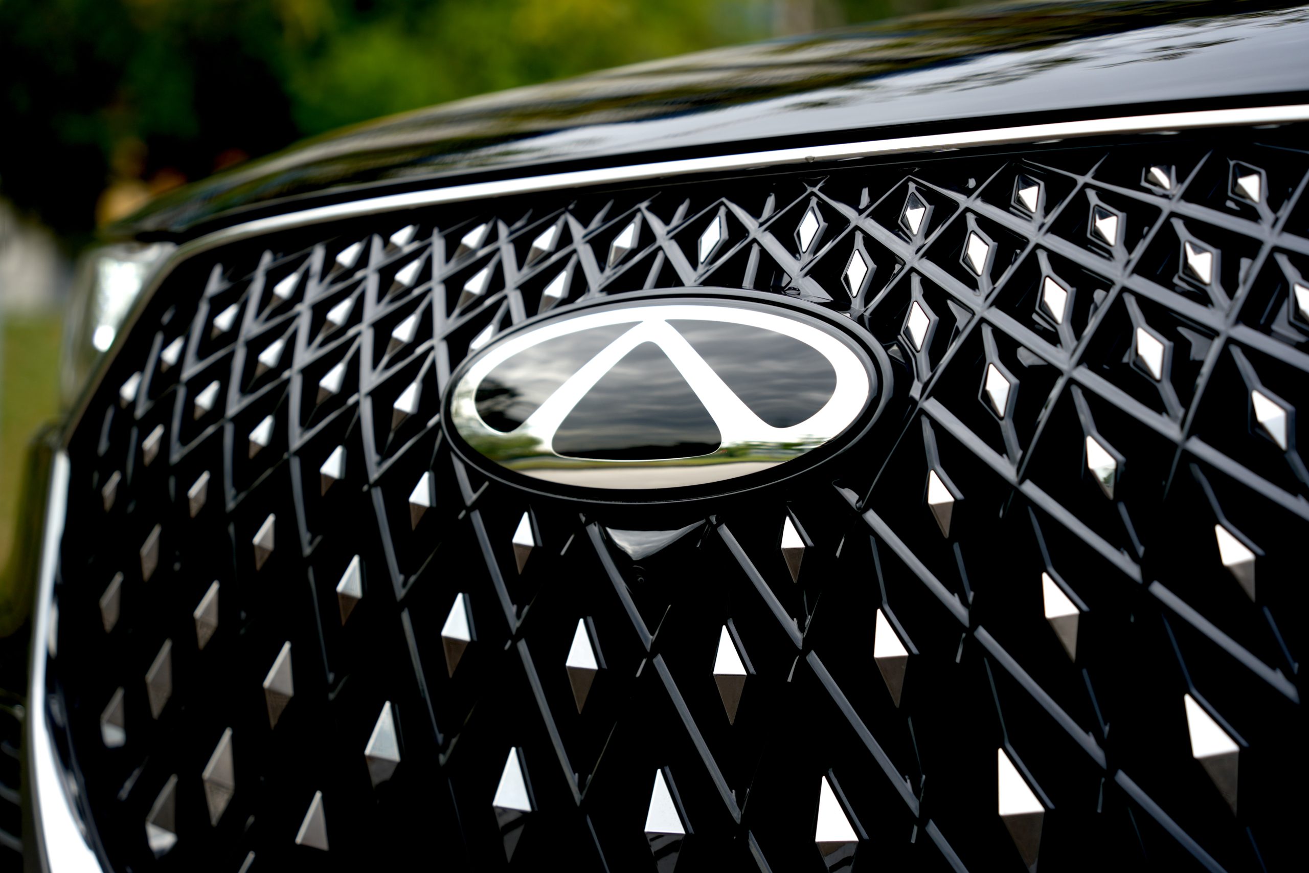 Chery Tiggo 8 — close-up of the front grille and Chery badge