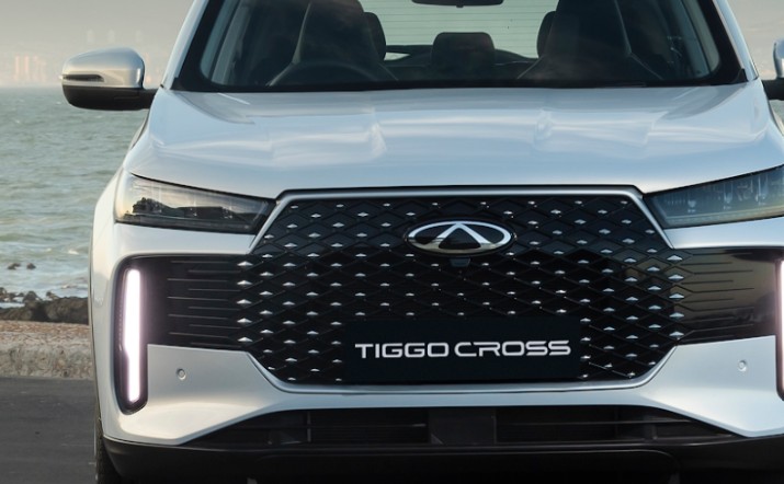 Tiggo Cross Hybrid — front grille and headlight close-up