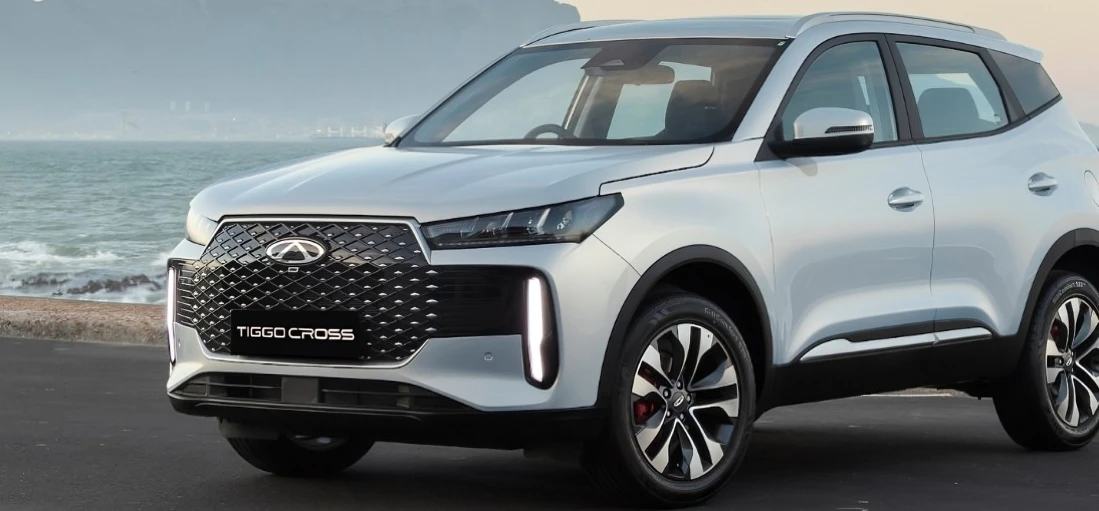 Tiggo Cross Turbo — front three-quarter view by the coast