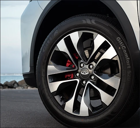 Tiggo Cross Turbo — alloy wheel and brake caliper close-up
