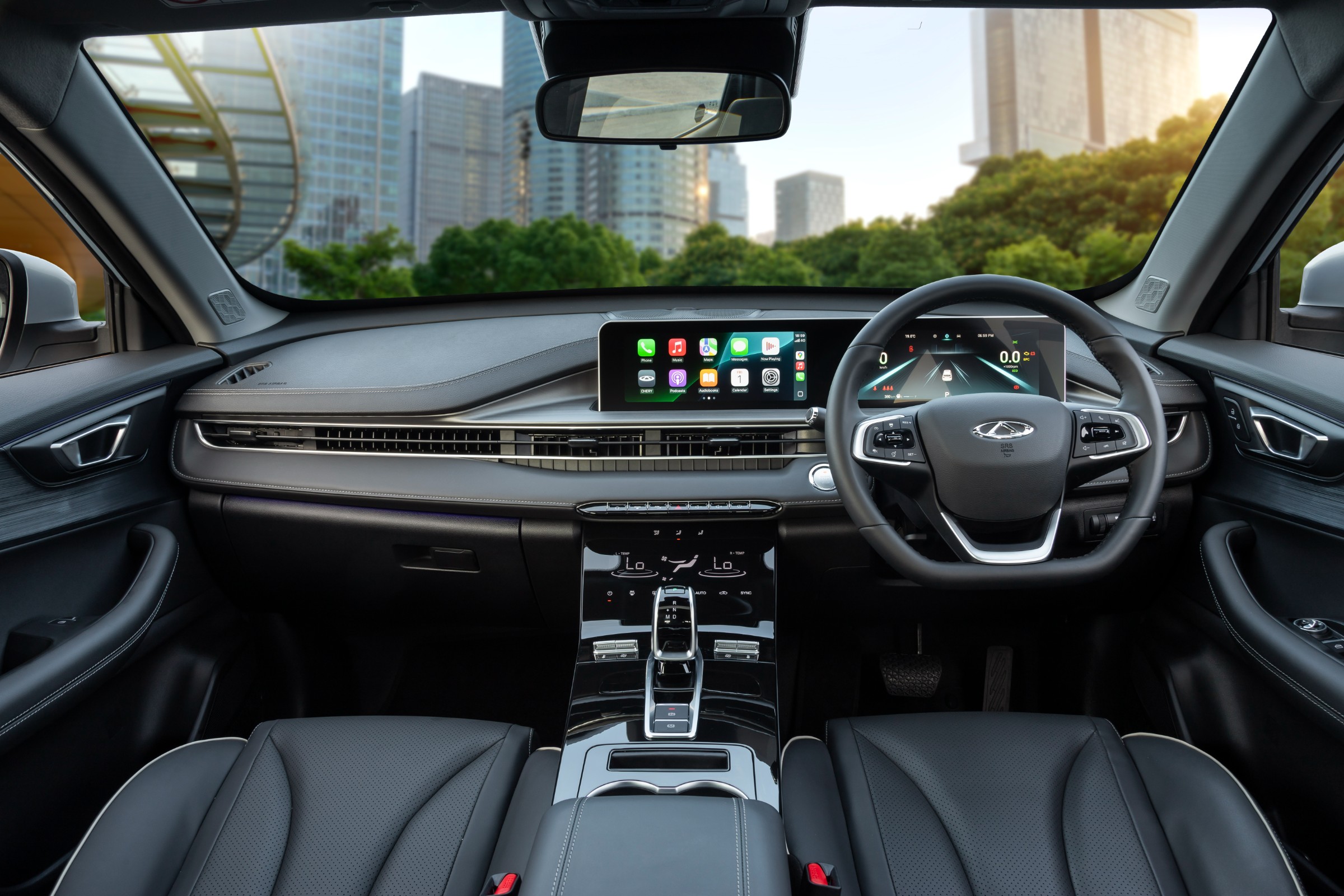 Tiggo Cross Turbo — wide dashboard view with city skyline outside