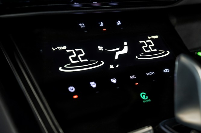 Tiggo Cross Turbo — climate control touch panel close-up